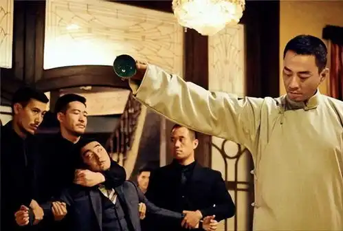 男子借钱从来不花,都藏在柜子里,按时还利息,多年后变亿万富翁
