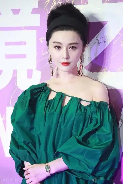 范冰冰出席活动一袭绿色直筒裙惊艳众人
