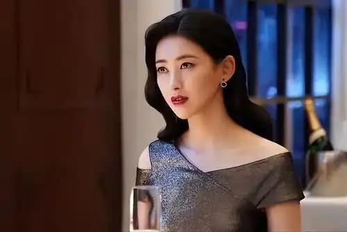 李小冉的胸殷桃的腰闫妮的腿,这6位中年女星性感起来迷死人