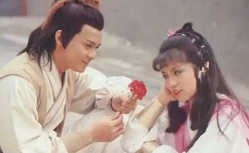 出道演黄蓉,时隔21年搭档张卫健演苗翠花,61岁嫩得像30岁
