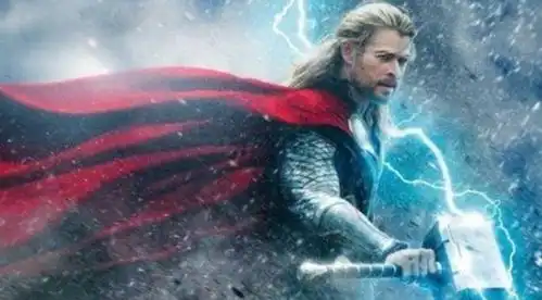 雷神4路透曝光,锤哥黑背心配马甲露大块肌肉,一头金发好惹眼