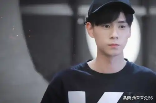 蜜汁炖鱿鱼的吴白如果喜欢佟年又会怎样呢
