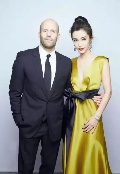 一不小心,被周韵的这件衣服催眠了