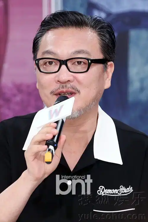 w两个世界制作发布会李钟硕韩孝周等出席