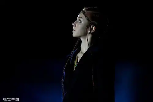 花样滑冰表演滑,特鲁索娃变身冰上神奇女侠