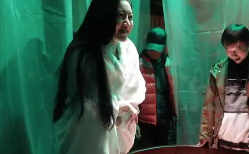 司藤80年没洗澡,拆头发一头虱子,看清洗澡水颜色,秦放还敢爱