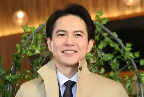 组图午餐联谊侦探公开新剧照崎山翼西装从容亮相