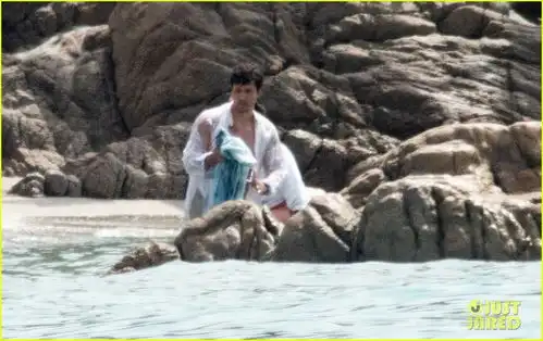 小美人鱼新片场照王子湿身剧组出现新冠疫情爆发