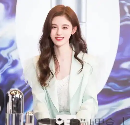鞠婧祎参加活动,无滤镜的照片曝光真实颜值,还是四千年美女吗