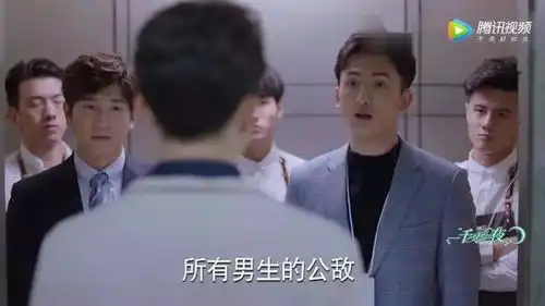 一千零一夜路宝妮上演霸气壁咚,有谁注意到了莫南的手

