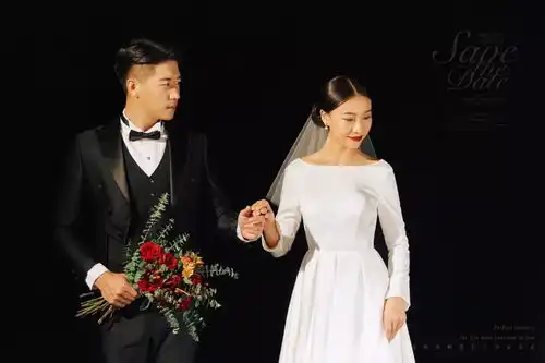 成都婚纱照黑色幕布中绽放的对于爱的期待成都婚纱摄影成都婚纱摄影工作室
