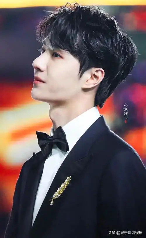 王一博新剧三次改名终开机,粉丝抵制路透,广场尽宣传无名