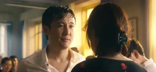 夏洛特烦恼小伙以为做梦把校花亲了,在教室点火,从楼上跳下去