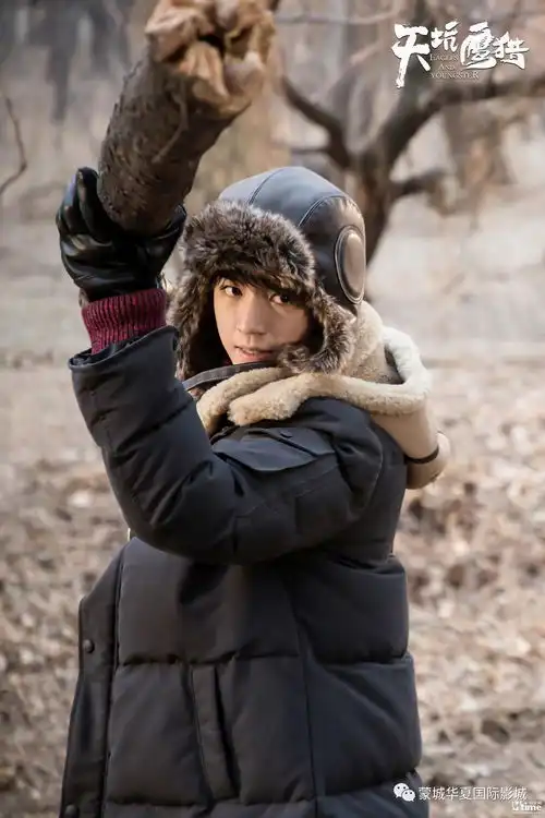 王俊凯新剧天坑鹰猎首曝花絮照鹰屯少女文淇造型惊艳尽显率真本性
