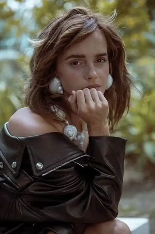 哈利波特女主艾玛大秀美腿,与新男友在威尼斯度假
