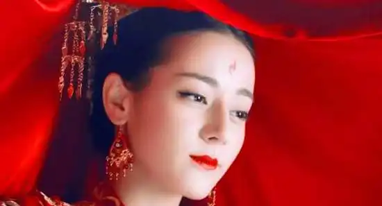 女星几斤重的耳环,赵丽颖已融为一体,杨幂的却比拳头还大