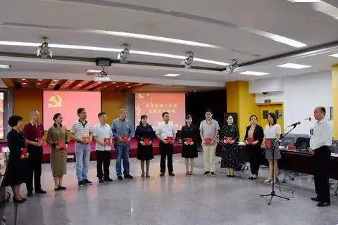过政治生日忆初心牢记使命跟党走省委党校行政学院开展为党员过政治生日示范活动