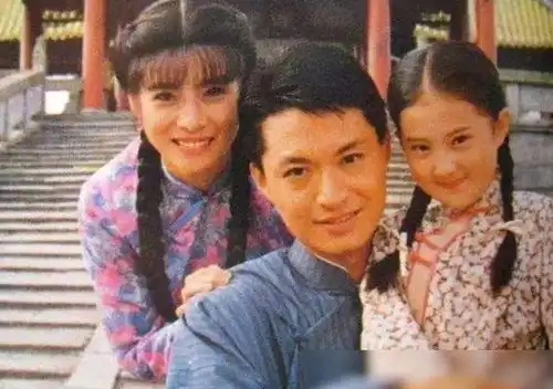 岳翎与男友分手7年后同剧飙戏,为爱永久退隐,52岁风采依旧
