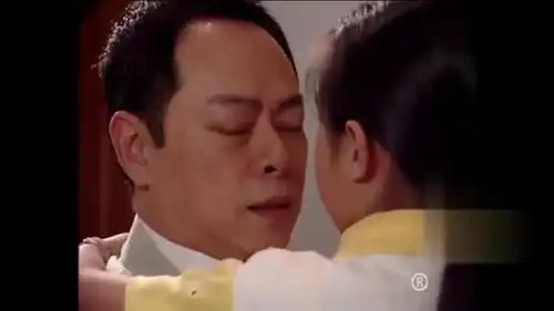 女儿推开房间门,看见妈妈和叔叔衣衫不整,顿时感觉不对劲
