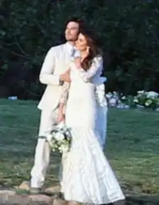 吸血鬼伊恩结婚照曝光怀抱娇妻笑容幸福甜蜜

