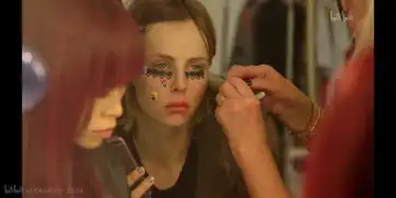 真实的穿prada的女王日常工作,bbc带你走进英国时尚杂志
