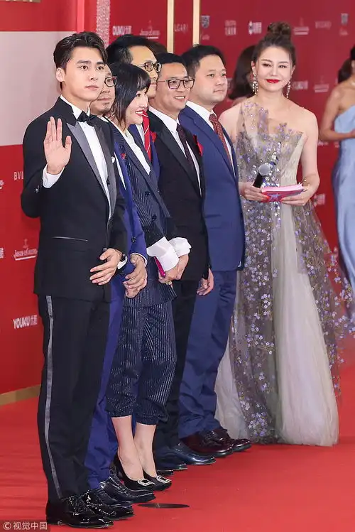 21届上海电影节开幕红毯李易峰西装革履帅气迷人

