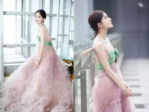 周冬雨关晓彤撞色,娜扎也抢着穿今年的高级少女粉火了
