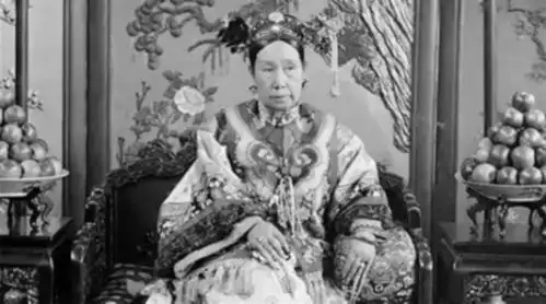 之后周莹还拿出十万两白银捐给当时的清朝政府,慈禧自然高兴直接收了周莹