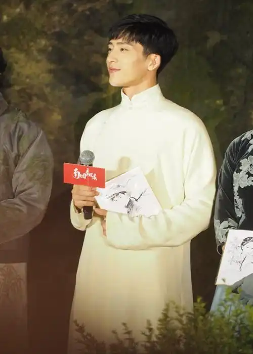 南烟斋笔录两主演pk刘亦菲身宽体胖面部下垂,被张含韵秒杀