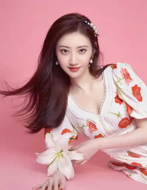 景甜还是适合美艳风,穿泡泡袖印花裙配珍珠发箍,明亮得让人心动
