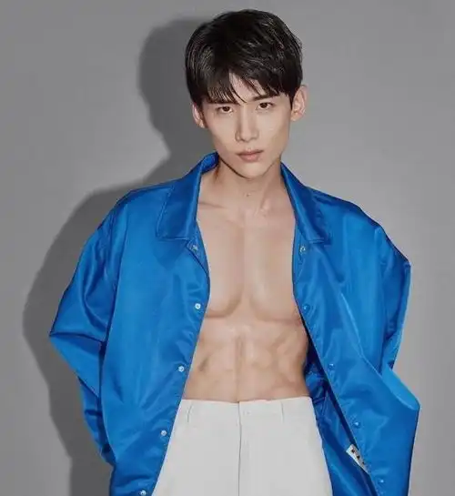 白敬亭出现反差萌,摆帅气造型拍照,身上的衣服图案却很幼稚
