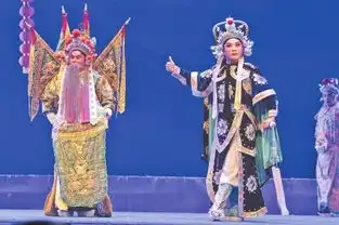 舞台常开红白花
