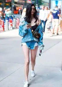 周冬雨是在学杨过何洁秀锁骨,而她穿露肩装被调侃是真正的胖子