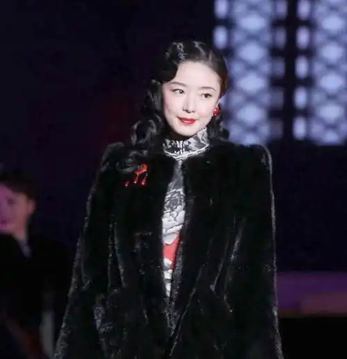 北京最壕的地产商王永红欠债百亿逃往外国,带走女明星和70亿
