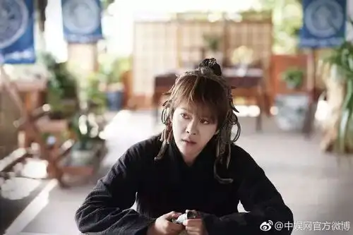 夜天子播放量破亿叶小天人帅会说能平事,果然气势不一样
