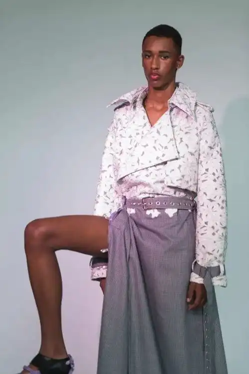 从灵感到成衣安特卫普学生作品竟大尺度谈论经典电影lolitalinus用行动告诉我们艺术没有边界
