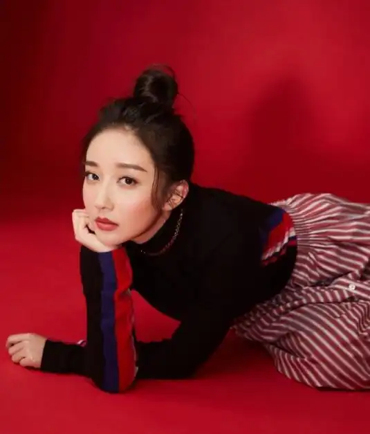 她本是非诚勿扰观众,因太美被星探发掘,如今成为当红小花
