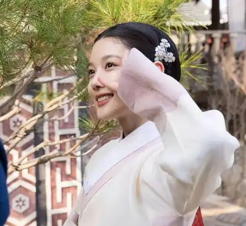 韩国国民女儿转型成功性感写真令网友惊叹
