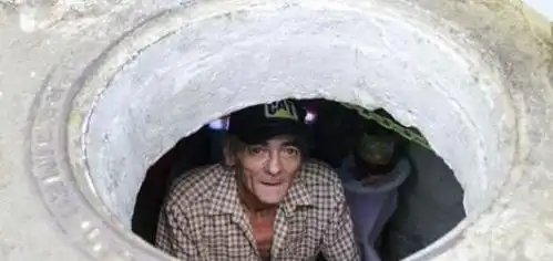 两口子住在下水道,一住就是22年,看到装修后我承认我羡慕了