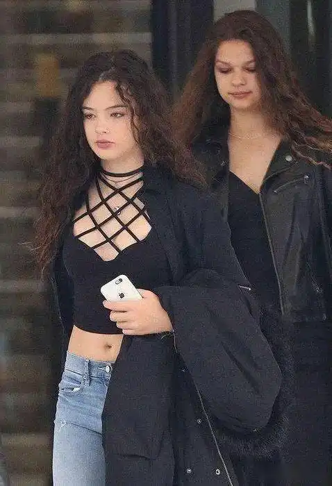 球花贝鲁奇的女儿果然越长越美欧洲最让人期待的星二代长大了
