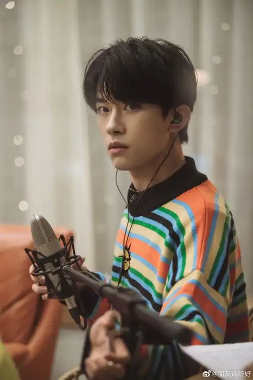 200421朋友请听好高清剧照来袭今日份五彩斑斓的易烊千玺
