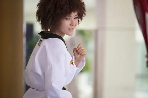 有种你爱我曝女汉子版性感剧照