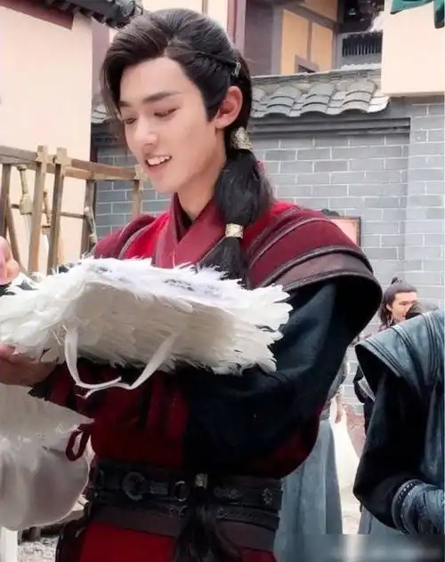 明星片场都在干嘛,看肖战你就知道了