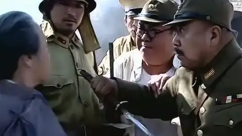 小兵张嘎眼看鬼子要杀嘎子奶奶,老钟叔一声大吼,站出来