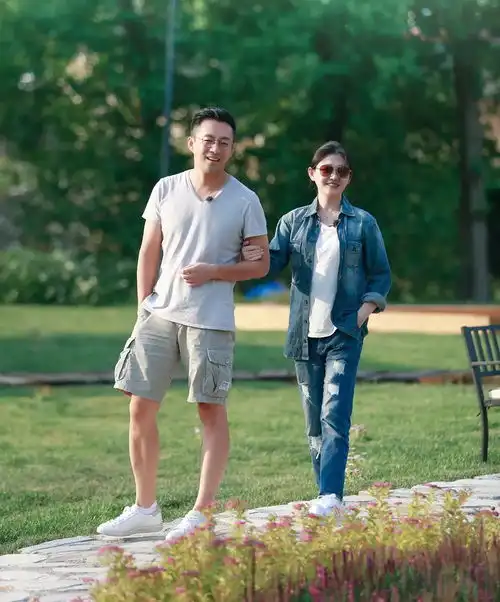 看大s泡沫之夏气够呛,一本正经汪小菲竟是新一届艺能担当