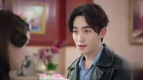 许你浮生若梦朱一龙买爱的小蛋糕,意外得知了天婴被绑架,这脸变得也是相当的快
