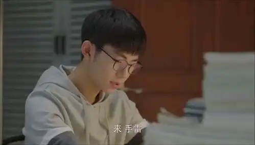 方一凡吃鸡吃的热闹,磊儿埋头学习,突然让方一凡笑出声
