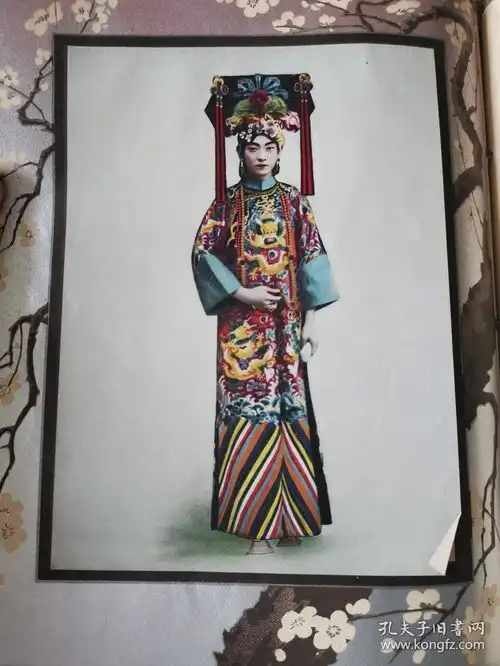 民国时期梅兰芳戏装锦集一册上海裕华化学工业公司出版发行含精美梅兰芳印刷彩色照片十幅