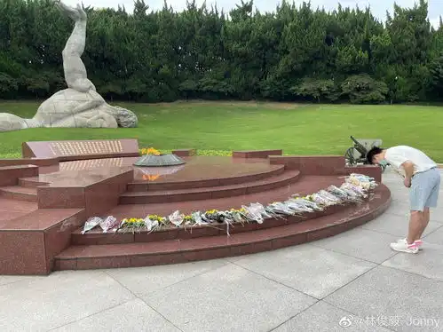 组图缅怀先烈觉醒年代赵世炎扮演者林俊毅为烈士敬献鲜花
