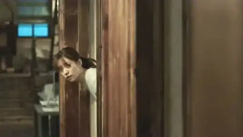 w两个世界妍珠想偷偷拿到电脑离开,却没想到爸爸转头捉住了她